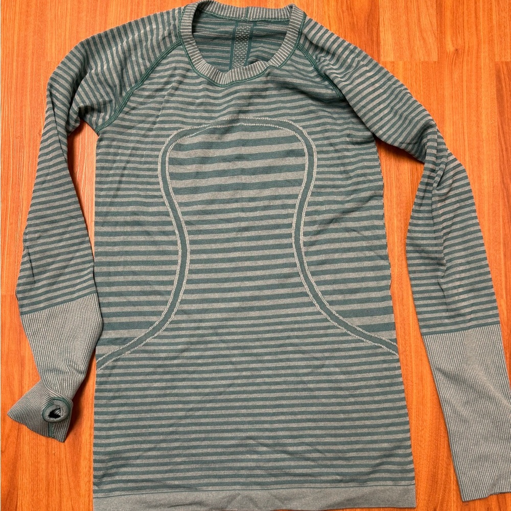 Lululemon long sleeve top size 6